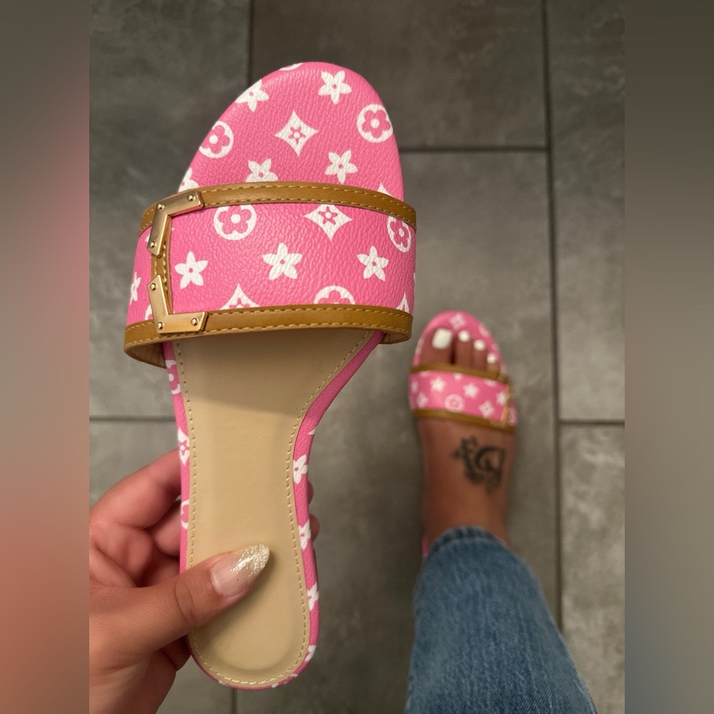 🌸 New! Patterned Pink & Tan Slide Sandals | Cute, Comfy & Summer-Ready 🌸 - Picture 1 of 4